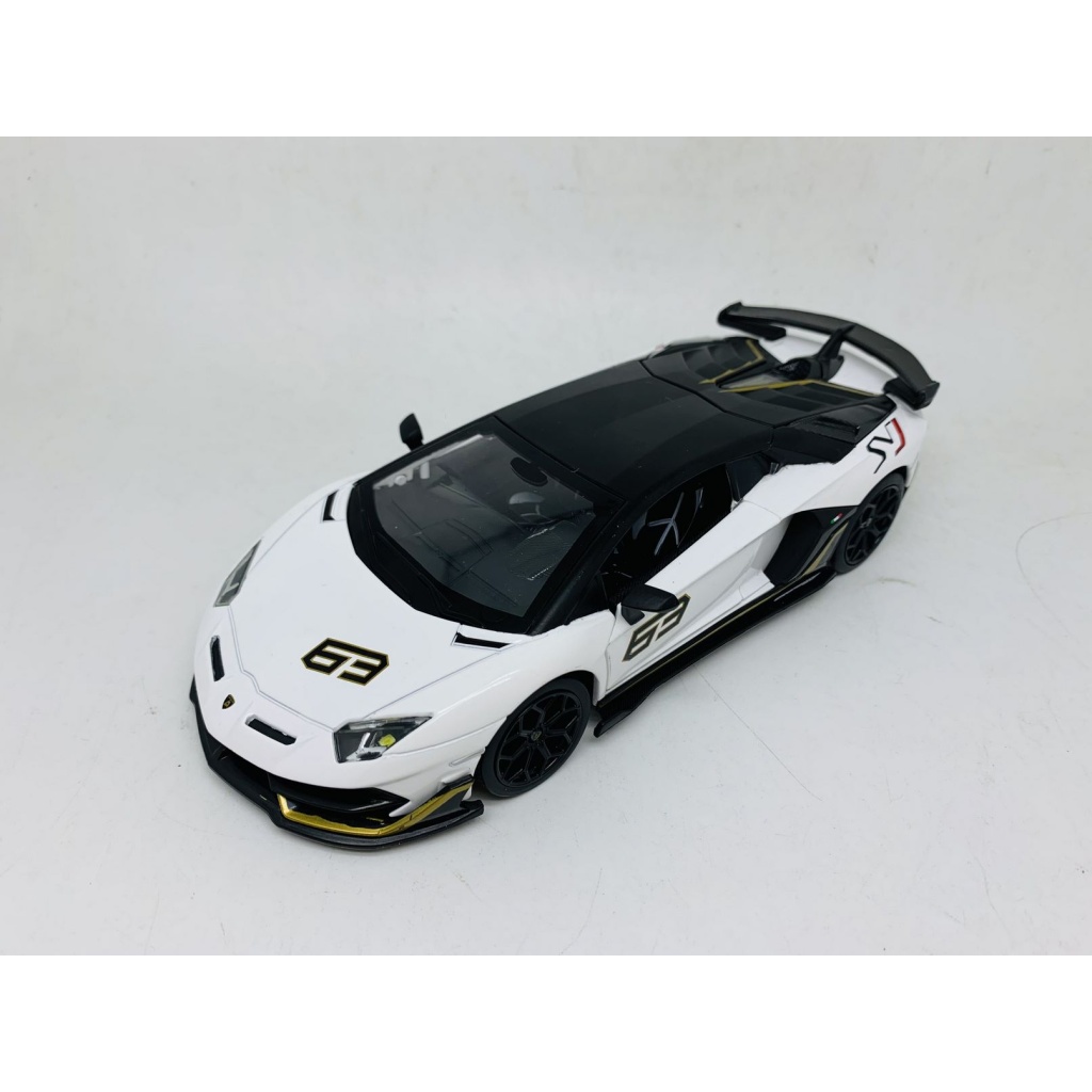 MSZ 1/24 LAMBORGHINI AVENTADOR BIAŁY (ŚW.+DŹWIĘK)
